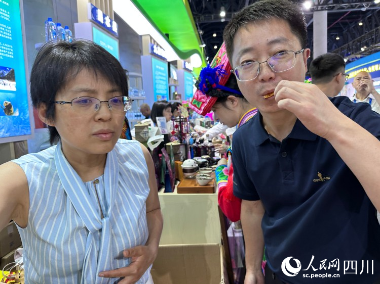 市民品嘗理縣生態養殖魚肉。人民網記者 王波攝