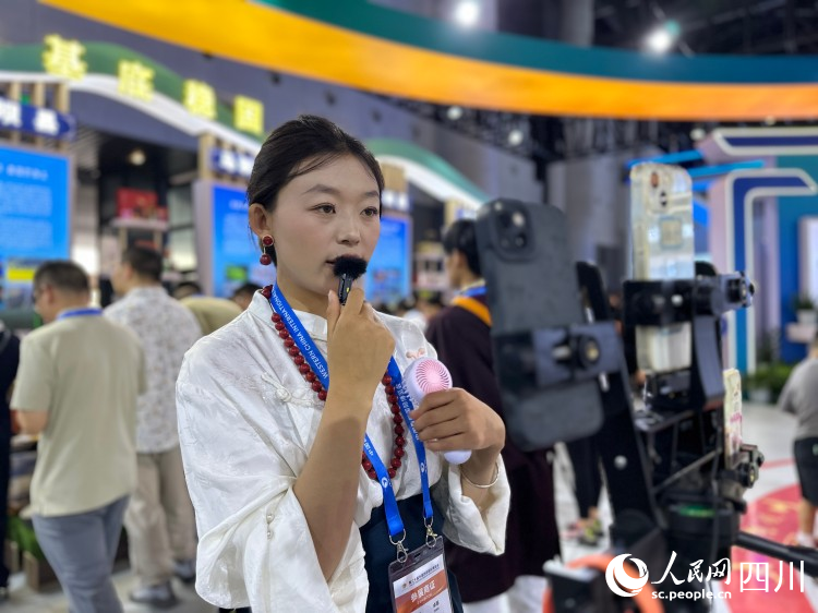 網絡主播現場直播。人民網記者 王波攝