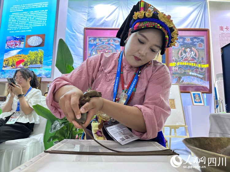 現場制作藏香。人民網記者 王波攝