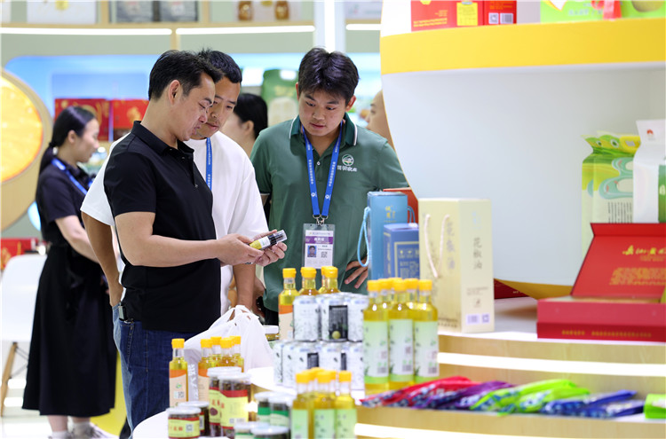 參展人員觀看廣安展臺的展品?？到謹z