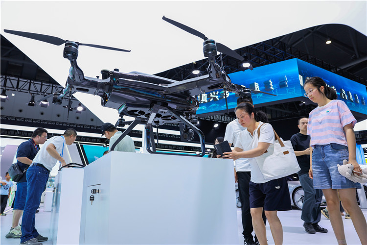 廣安展館上展示的無人機?？到謹z