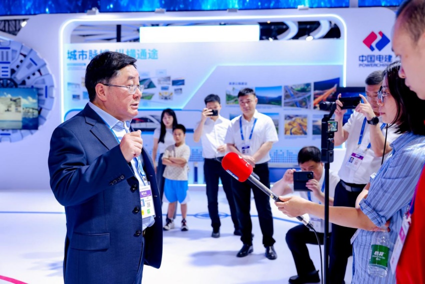 中國電建黨委副書記、董事姚煥在展位接受采訪。主辦方供圖