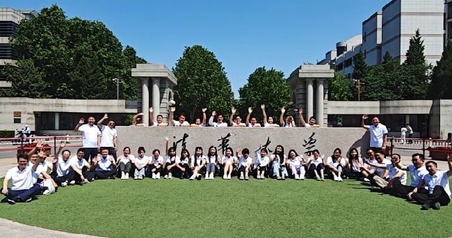 甘孜州2025年中青年干部培訓班清華合影。受訪者供圖