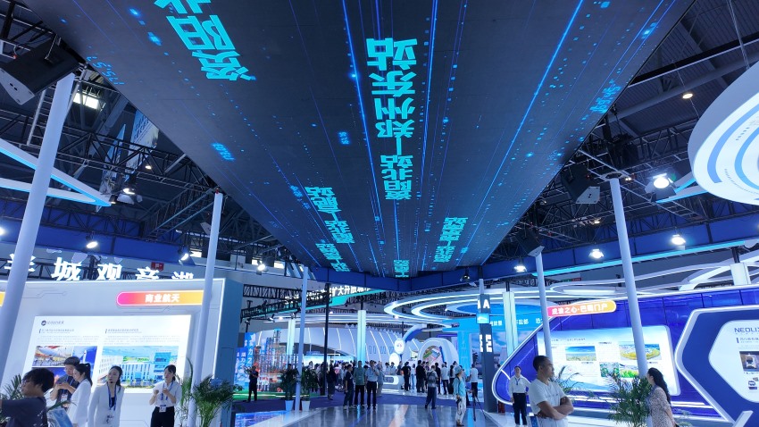 炫酷頂部屏幕設計。何婧雯攝