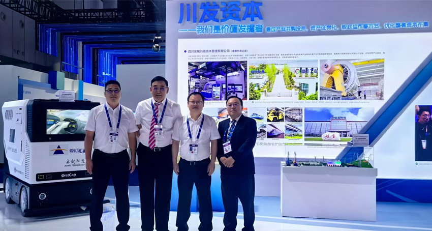 何強（左一）在西博會。西博會組委會供圖