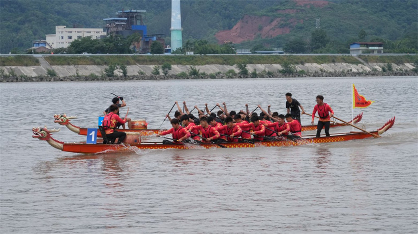 2025年全國龍舟大聯動暨“劃遍四川”樂山夾江站集中展演活動現場。主辦方供圖