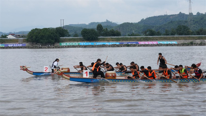 2025年全國龍舟大聯動暨“劃遍四川”樂山夾江站集中展演活動現場。主辦方供圖