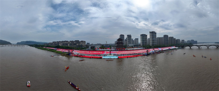 2025年全國龍舟大聯動暨“劃遍四川”樂山夾江站集中展演活動現場。主辦方供圖