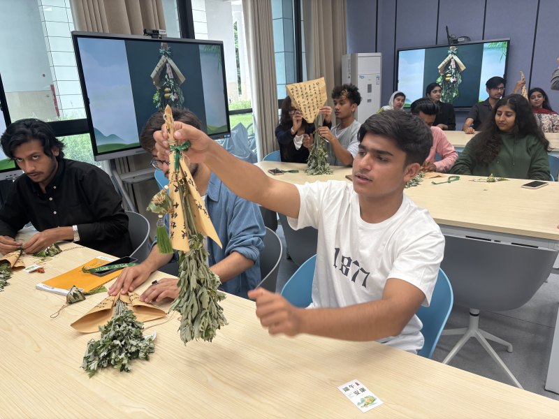 2025年國際學生端午節文化體驗活動。李雪茹攝