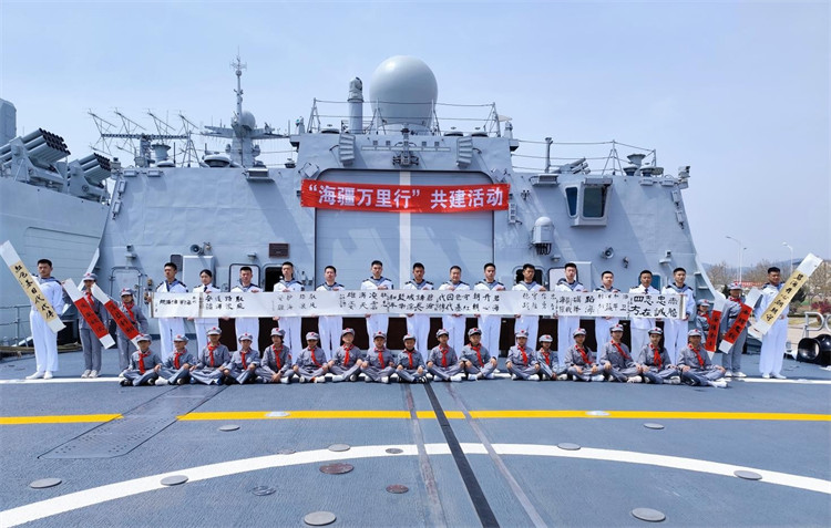 學生與官兵共同完成“強國志”十米書法長卷。任杰攝