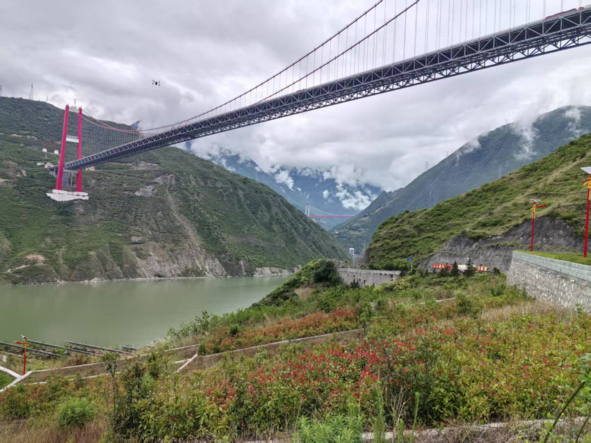 大渡河上的新式鐵鎖橋。人民網記者 劉海天攝