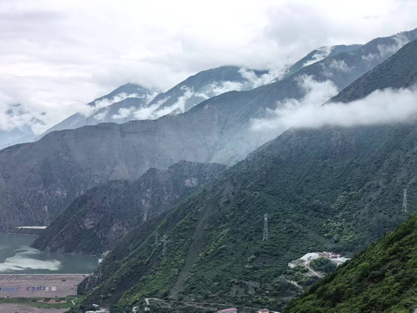 大渡河邊，高山巍巍。人民網記者 劉海天攝