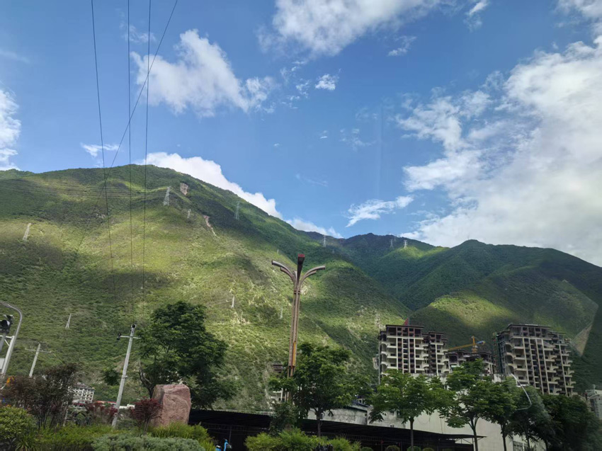 美麗的瀘定風光。人民網記者 劉海天攝