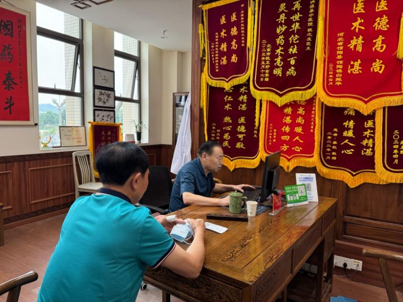 祝之友為患者問診。張越攝