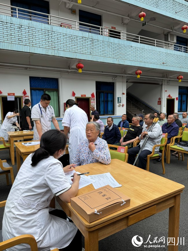 醫養服務中心正組織老人體檢。張越攝