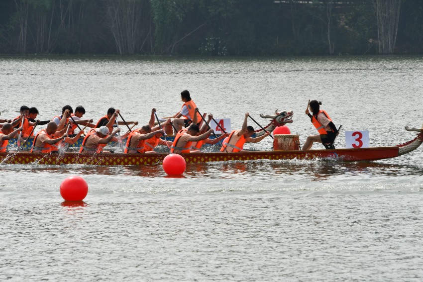 比賽現場各龍舟隊伍上演速度與激情。人民網 趙祖樂攝