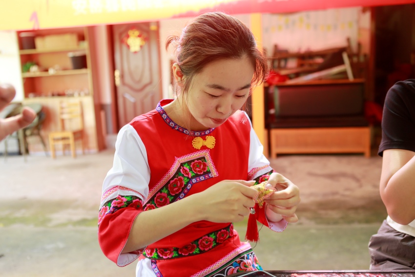 縫制香囊。袁芳攝