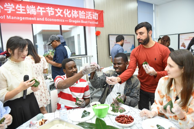 將各種餡放進粽子里面。向雨供圖