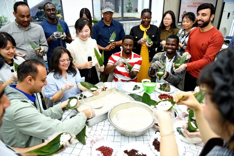 留學生包粽子。向雨供圖