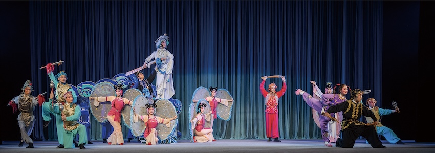 李玲琳在川劇《白蛇傳 金山寺》一折中飾演武白蛇。成都市川劇研究院供圖.