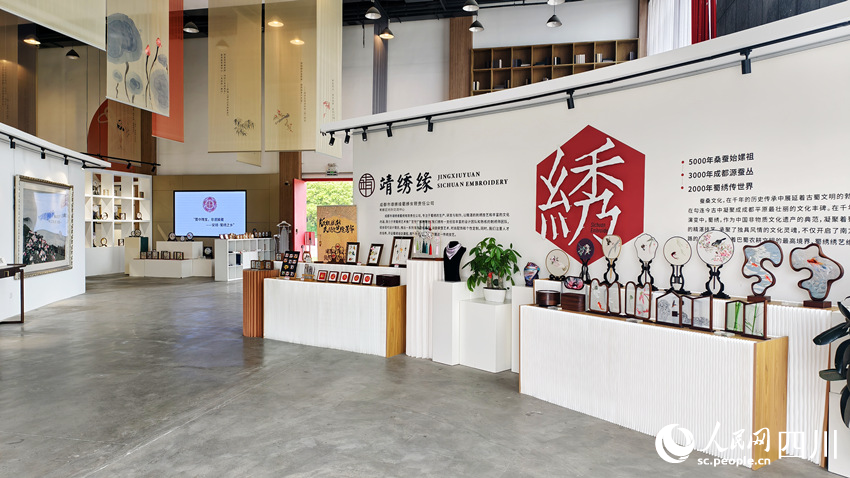 創意中心里的蜀繡產品琳瑯滿目。人民網 趙祖樂攝