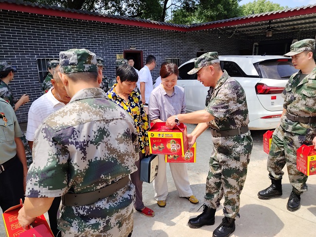 發放慰問品。蔣兵供圖