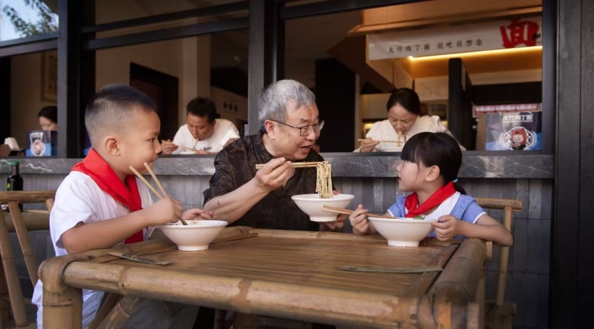 市民正在吃肉丁面。高練輝供圖