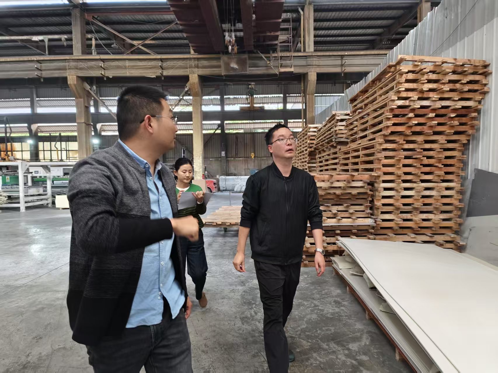 政府工作人員走訪企業征集建議。青白江區委社會工作部供圖