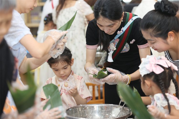 一起包粽子。翠屏區融媒體中心供圖