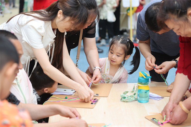 一起做油紙傘。翠屏區融媒體中心供圖