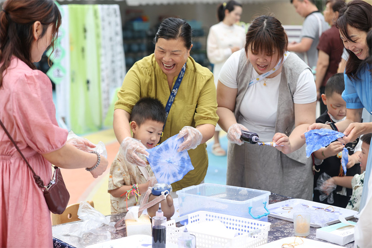 一起做扎染。翠屏區融媒體中心供圖