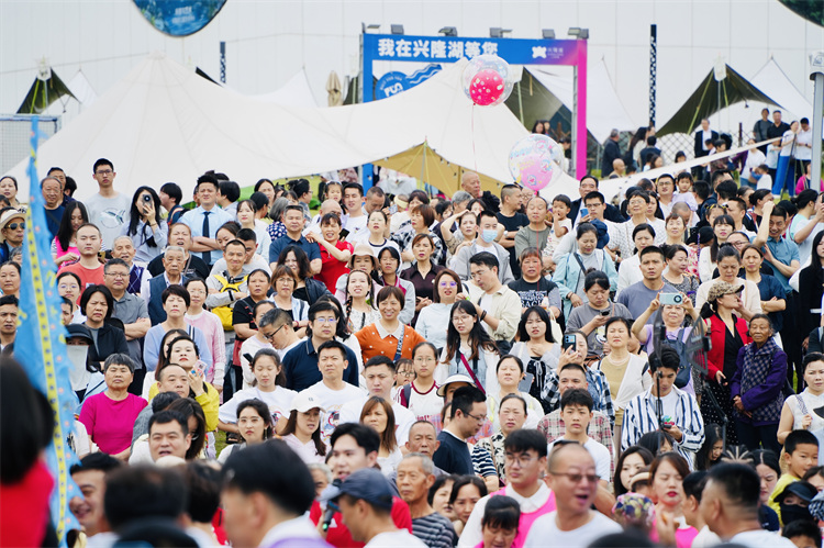 市民游客觀看現場。達霄羽供圖