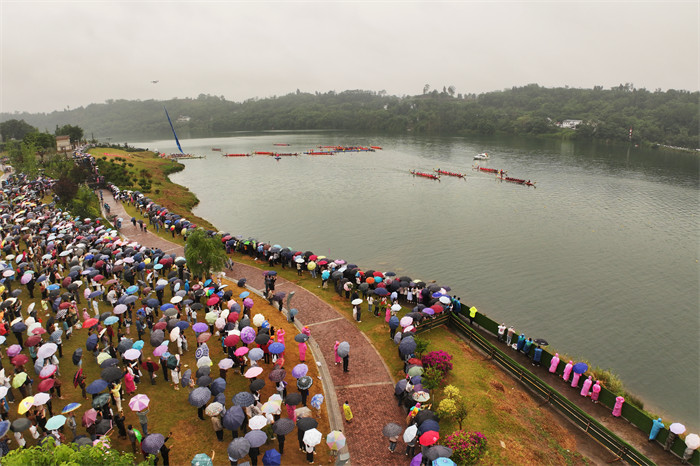 熱鬧的龍舟比賽場景。武勝縣融媒體中心供圖