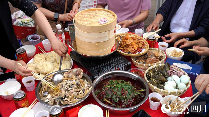 今年端午節，會理3000余桌藥根宴，吸引天南海北食客匯聚。沙琳 攝 