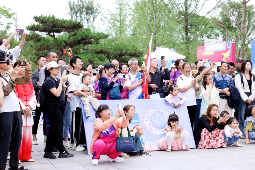 活動現場：游客駐足觀看。東部新區供圖