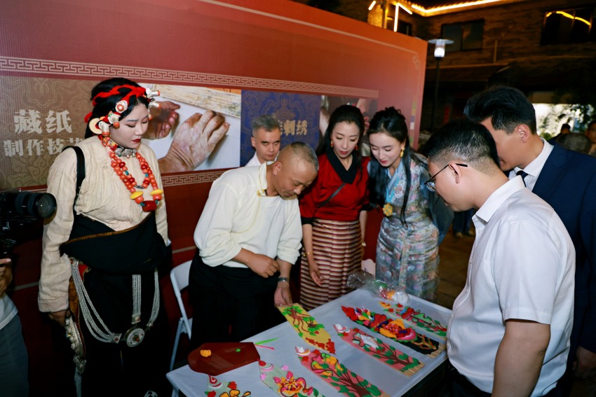 現場展出道孚縣的非遺作品。