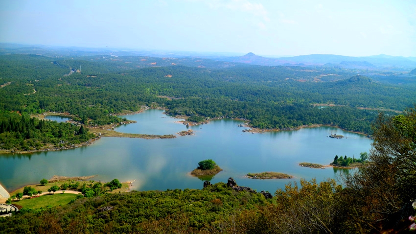 石林長湖。石林風景名勝區管理局供圖