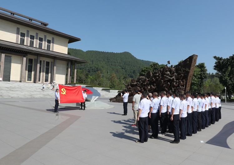通川區稅務局在神劍園張愛萍故居開展黨建活動。通川區稅務局