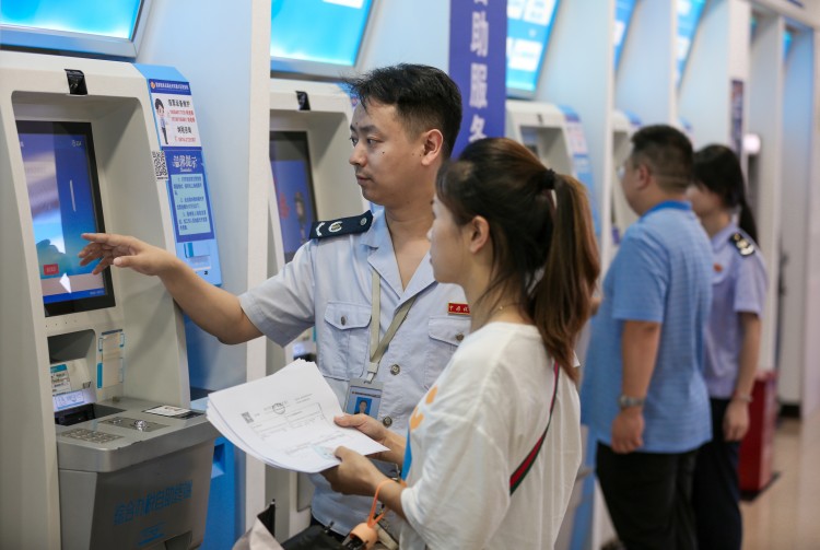 稅務人員在自助辦稅終端對納稅人進行指導服務。通川區稅務局