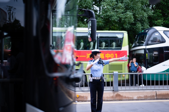 李晉在考場外指揮交通。資陽公安供圖