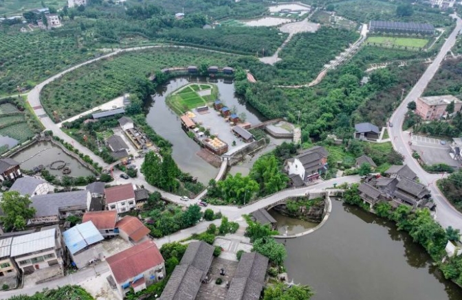 航拍四川省華鎣市祿市鎮涼水井村一角。邱海鷹攝
