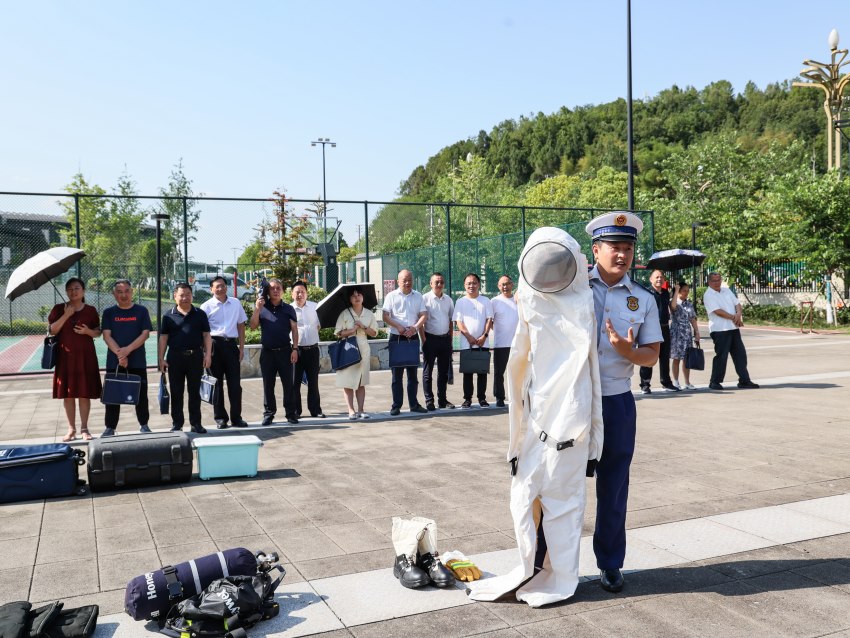 消防員走進機關單位開展消防裝備講解。巴中消防供圖