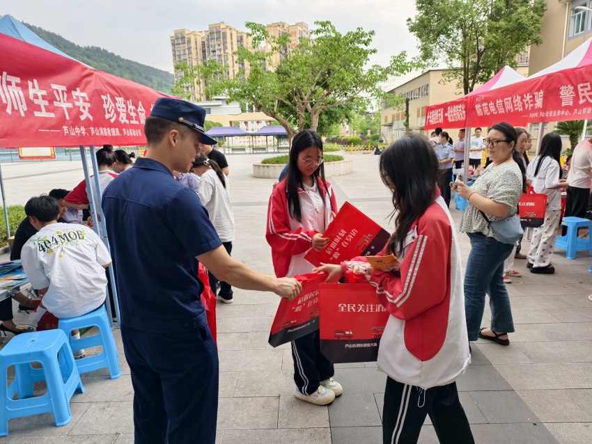 雅安消防聯合多部門走進學校開展宣傳活動。雅安消防供圖