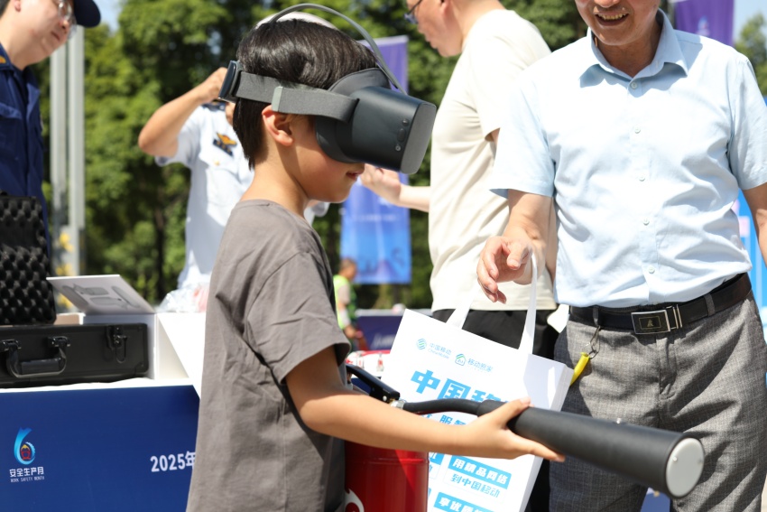 在全省”安全宣傳咨詢日“活動現場，小朋友體驗VR滅火。內江消防供圖