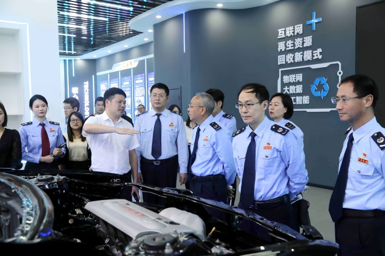 萬達開云稅務干部一起到企業調研。達州市稅務局供圖