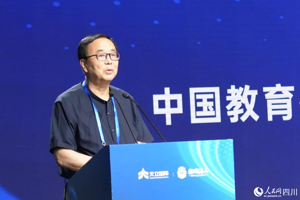 中國教育技術協會監事長、教育數字人推進工作組組長張少剛。人民網記者 郭瑩攝