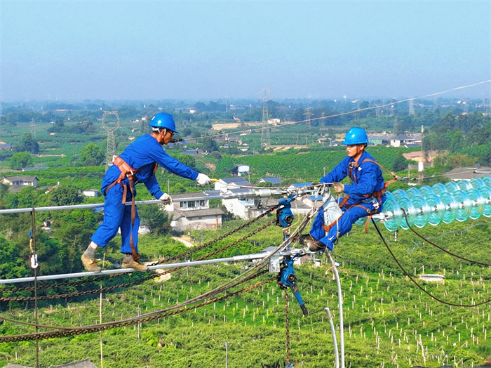 國網成都供電公司高空作業人員在成都邛崍500千伏輸變電工程220千伏配套工程施工現場緊固導線。梁洋攝