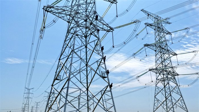國網成都供電公司員工登塔驗收成都邛崍500千伏輸變電工程輸電線路。陳翔攝