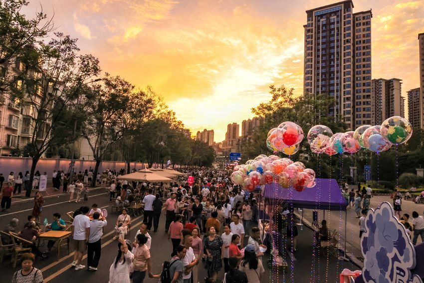 藍花楹綻放催生“賞花經濟”引熱潮。東坡區融媒體中心供圖