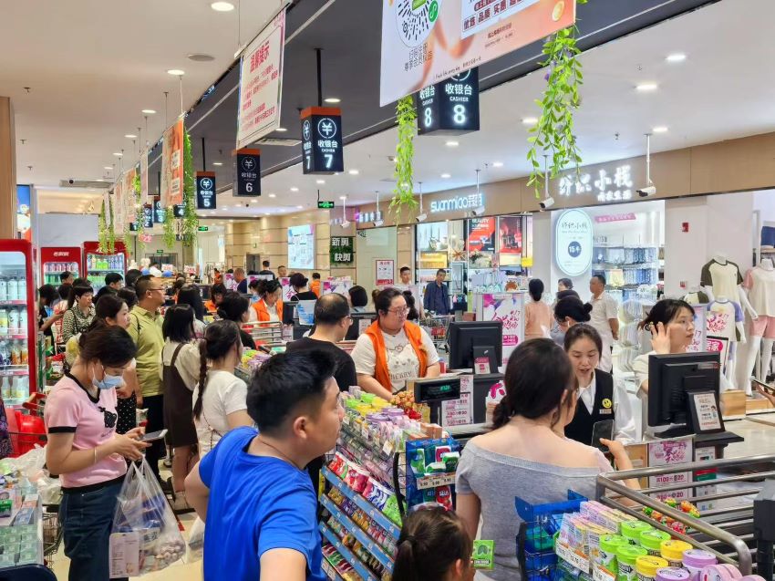 商超促銷火力全開，消費市場活力十足。東坡區融媒體中心供圖